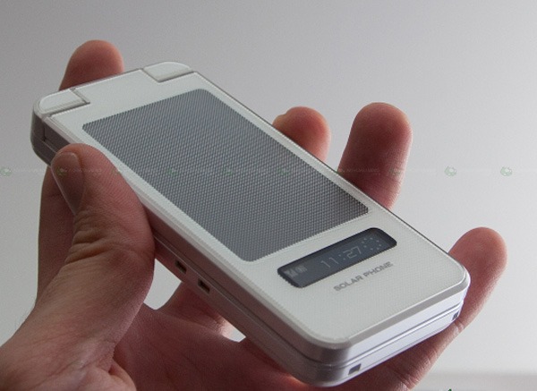 Sharp SH007, móvil con diseño de concha, panel solar de recarga y cámara de 8 megapí­xeles