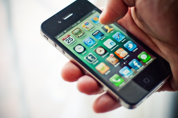 iPhone 4, las fundas gratis del iPhone 4 costarán 136 millones de euros a Apple