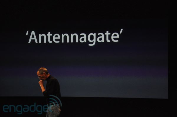 iPhone 4, Steve Jobs no explica el problema de las antenas y ofrece una fundita como solución