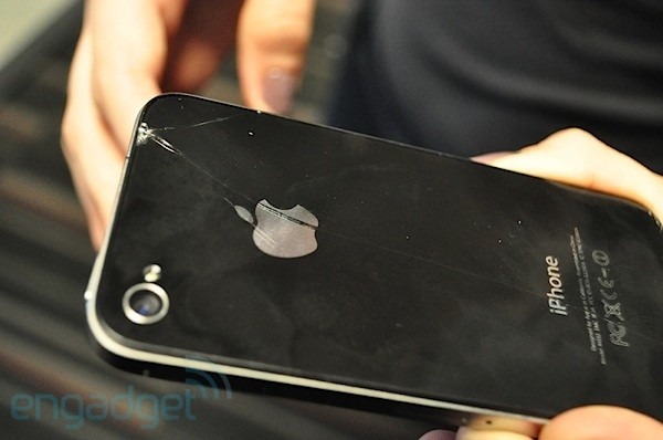 iPhone 4, algunas fundas protectoras podrí­an romper el iPhone 4