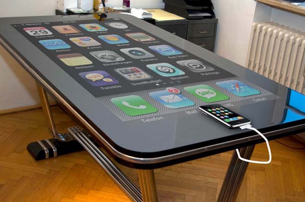 iPhone 4 de 58 pulgadas, o cómo convertir un iPhone 4 en una mesa gigante