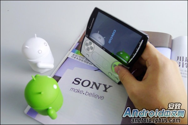 Sony-Ericsson-XPERIA-Play-03
