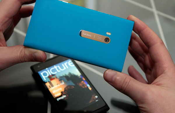 Nokia Lumia 900 vs HTC One S