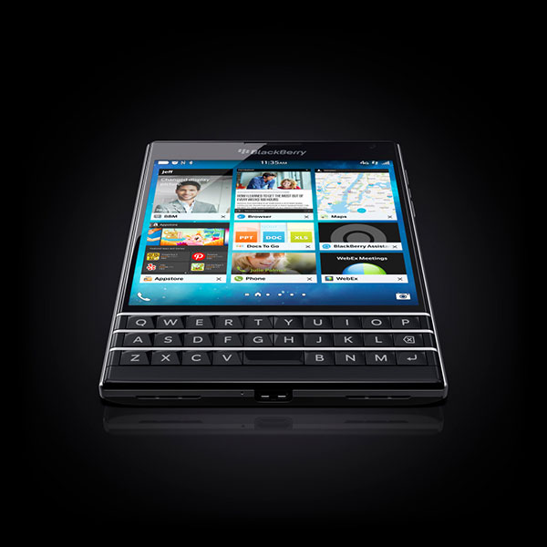 BlackBerry Passport, móvil con pantalla táctil y teclado completo