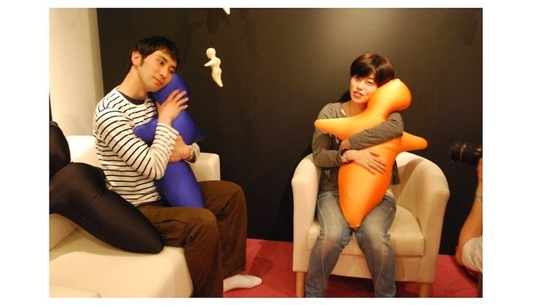hugvie-on-couch-w782