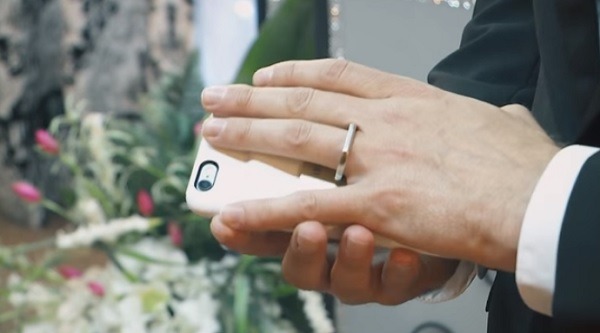 Un hombre se casa con su iPhone en Las Vegas