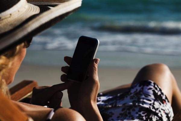 5 consejos cuando lleves tu móvil a la playa o la piscina