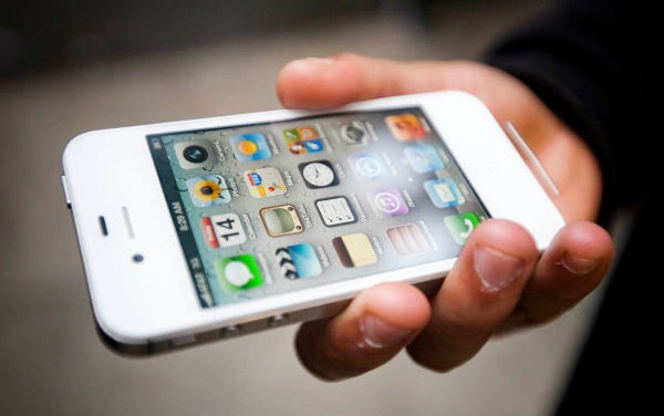 Demandan a Apple por bajar el rendimiento de sus viejos iPhone
