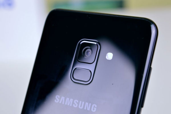 comparativa Honor View 10 vs Samsung Galaxy A8 2018 trasera samsung