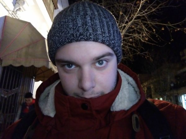 ZTE Blade V9 selfie nocturno