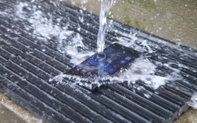 ¿Cubre la garantía mi móvil mojado si es resistente al agua?