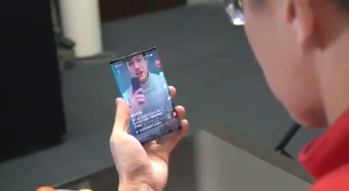 El presidente de Xiaomi muestra en vídeo un móvil plegable