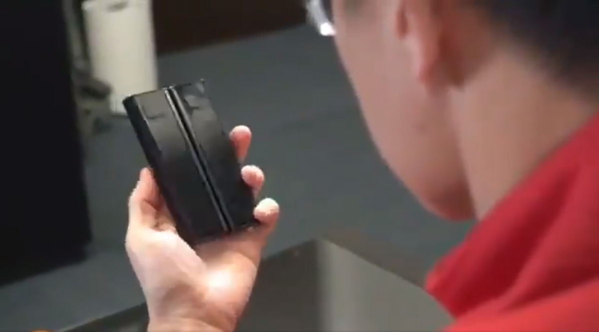 presidente Xiaomi muestra móvil plegable trasera