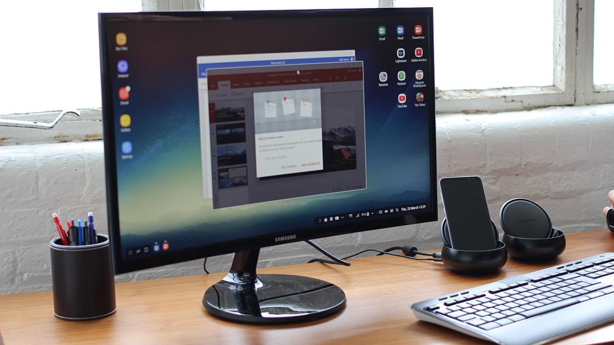 1280px-Samsung_DeX_dock_with_S8,_plugged_into_monitor