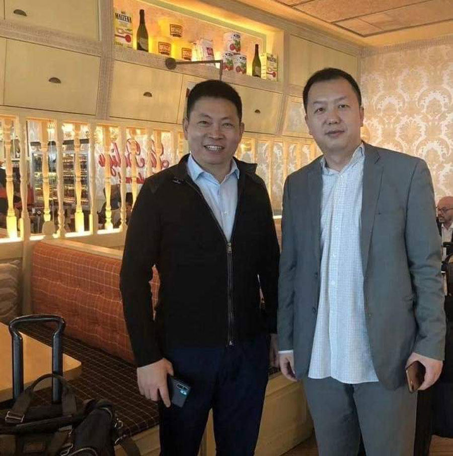 CEO de Huawei con Huawei P30 Pro