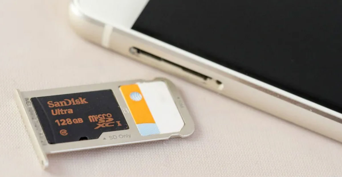 poner y quitar una tarjeta de memoria microSD en el Xiaomi Redmi Note 13