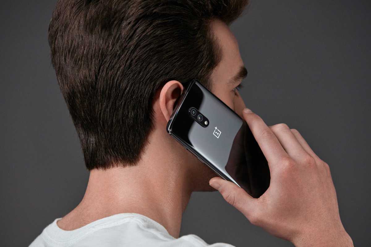 OnePlus 7, pantalla panorámica, doble altavoz y doble cámara