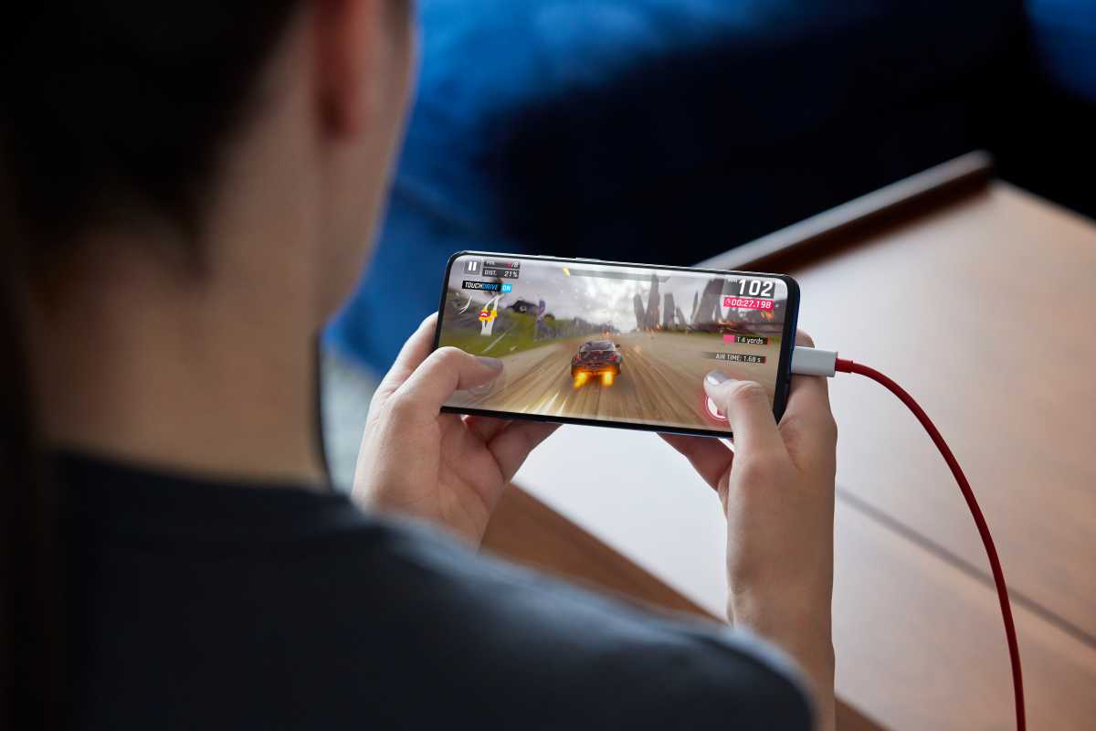 OnePlus 7, pantalla panorámica, doble altavoz y doble cámara