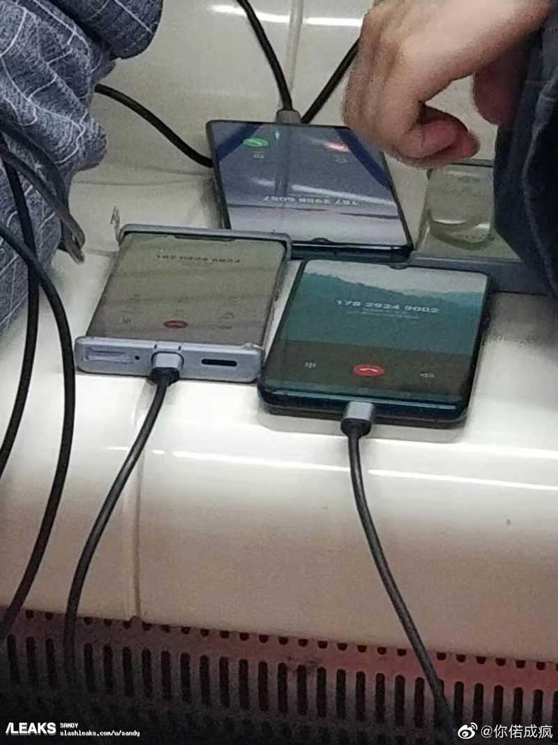 dos supuestos Huawei Mate 30 Pro cazados en un autobús de cerca