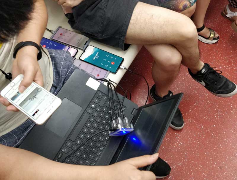 dos supuestos Huawei Mate 30 Pro cazados en un autobús desde arriba