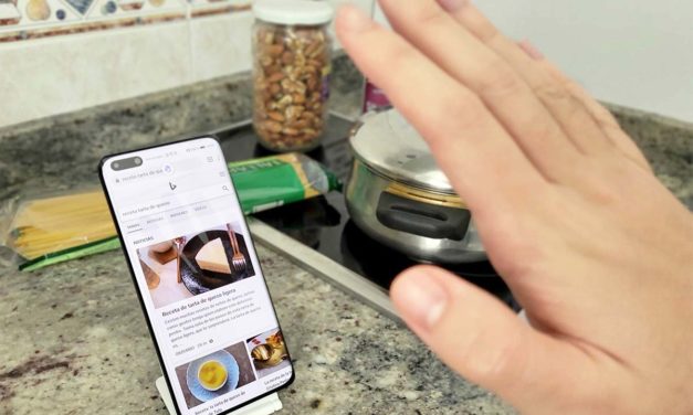 Cómo cocinar y manejar tu móvil sin manos