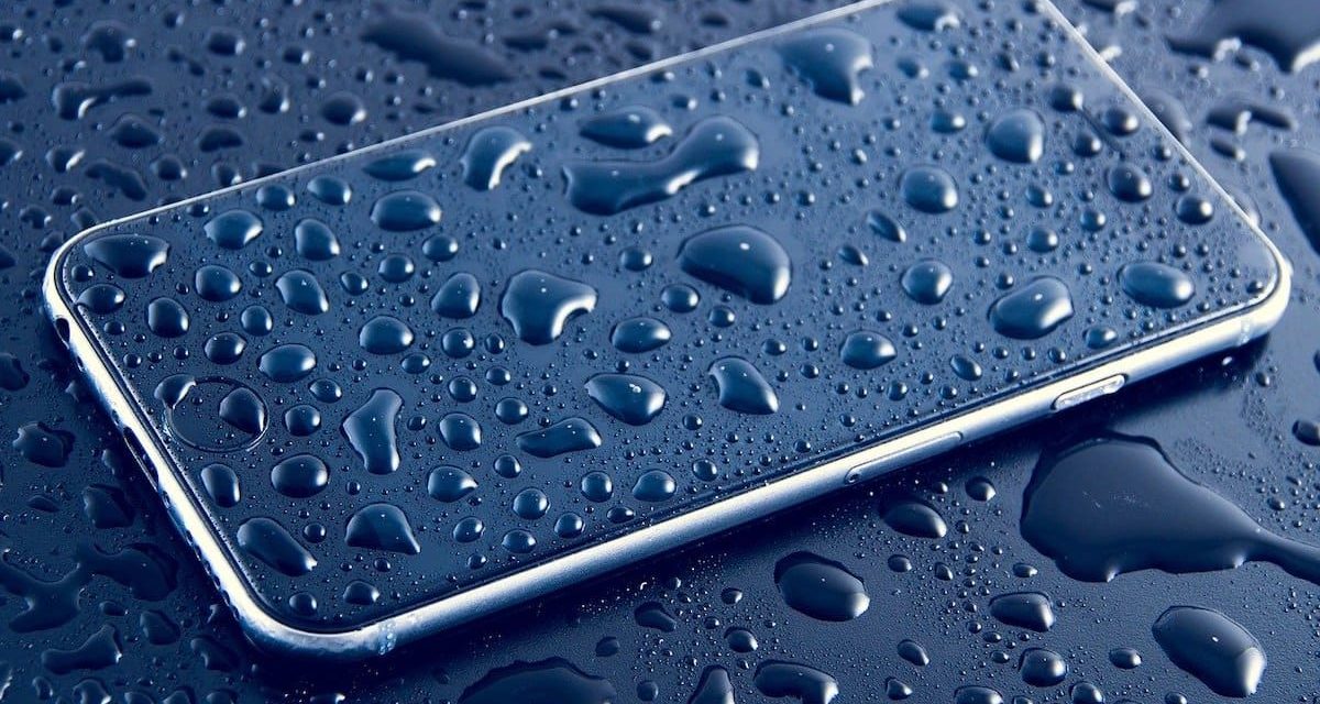 Reparar un móvil mojado: mitos y trucos que sí funcionan y no sabías