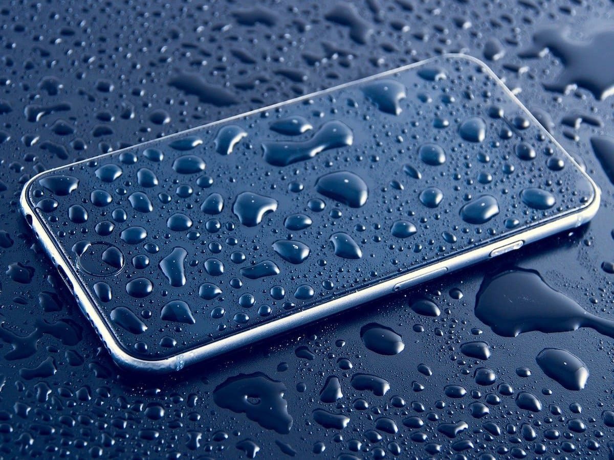 Reparar un móvil mojado: mitos y trucos que sí funcionan y no sabías 1