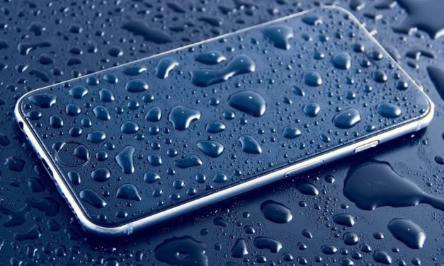 Reparar un móvil mojado: mitos y trucos que sí funcionan y no sabías