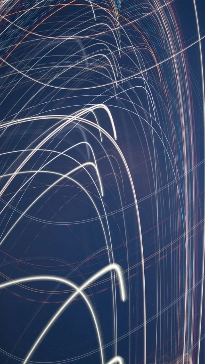Fondo de pantalla de líneas abstractas en el espacio para el iPhone 12