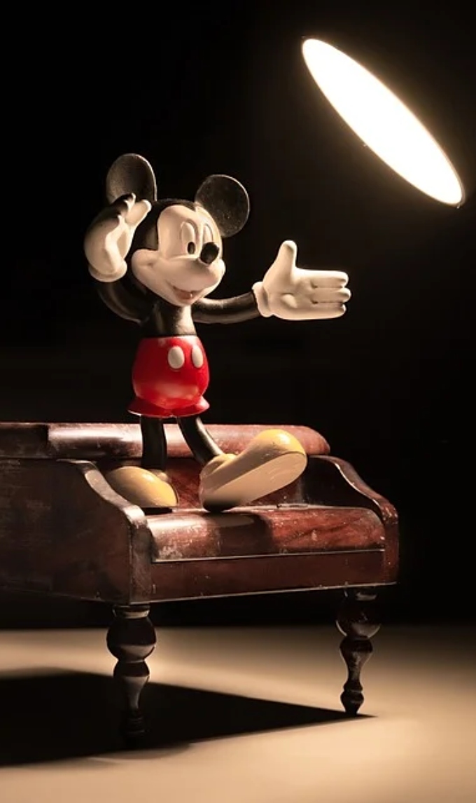 Fondo de pantalla de figura de Mickey Mouse para los iPhone 12