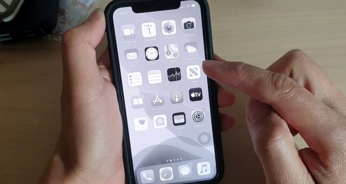 Cómo quitar la pantalla en blanco y negro en un iPhone