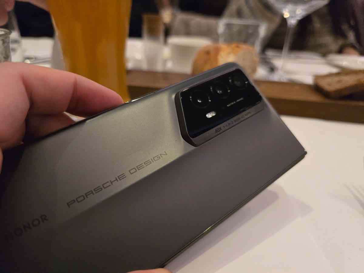 honor-magic-v2-porsche-design