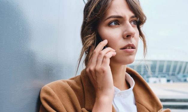 613980545, «me llaman a deshora», ¿debería tener cuidado?