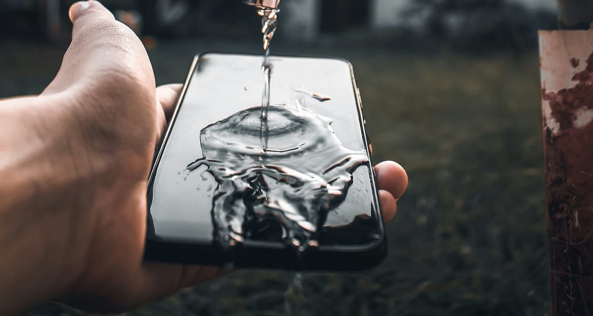 ¿La certificación IP54 ofrece protección al agua?