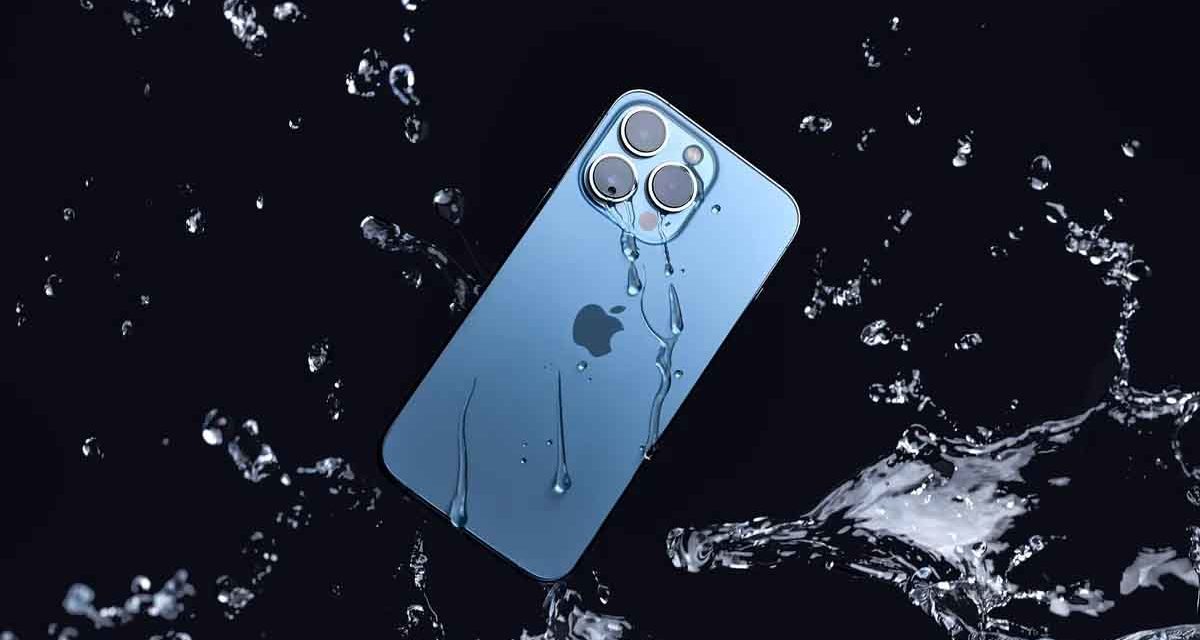 Se me ha caído el móvil al agua y sigue funcionando, ¿qué debo hacer?