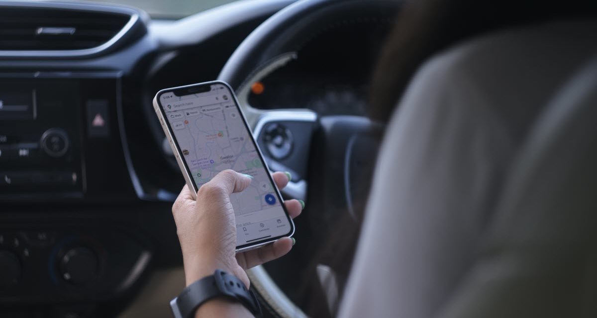 ¿Waze o Google Maps? Comparativa y qué app es mejor para conducir con el coche en 2025