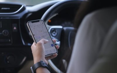 ¿Waze o Google Maps? Comparativa y qué app es mejor para conducir con el coche en 2025