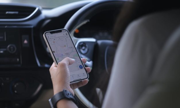 ¿Waze o Google Maps? Comparativa y qué app es mejor para conducir con el coche en 2025
