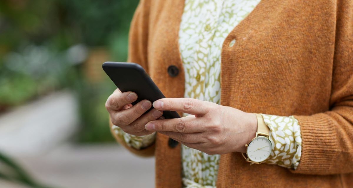Estos son los 5 mejores teléfonos móviles para mayores con WhatsApp