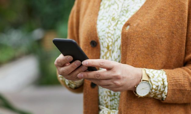 Estos son los 5 mejores teléfonos móviles para mayores con WhatsApp